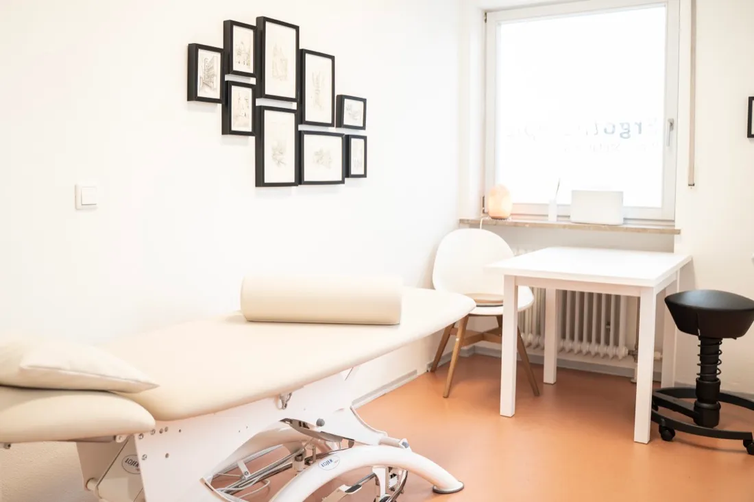 Behandlungsraum mit Therapieliege und moderner Ausstattung